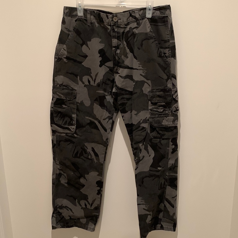 Wrangler size 34x30” camo cargo pants